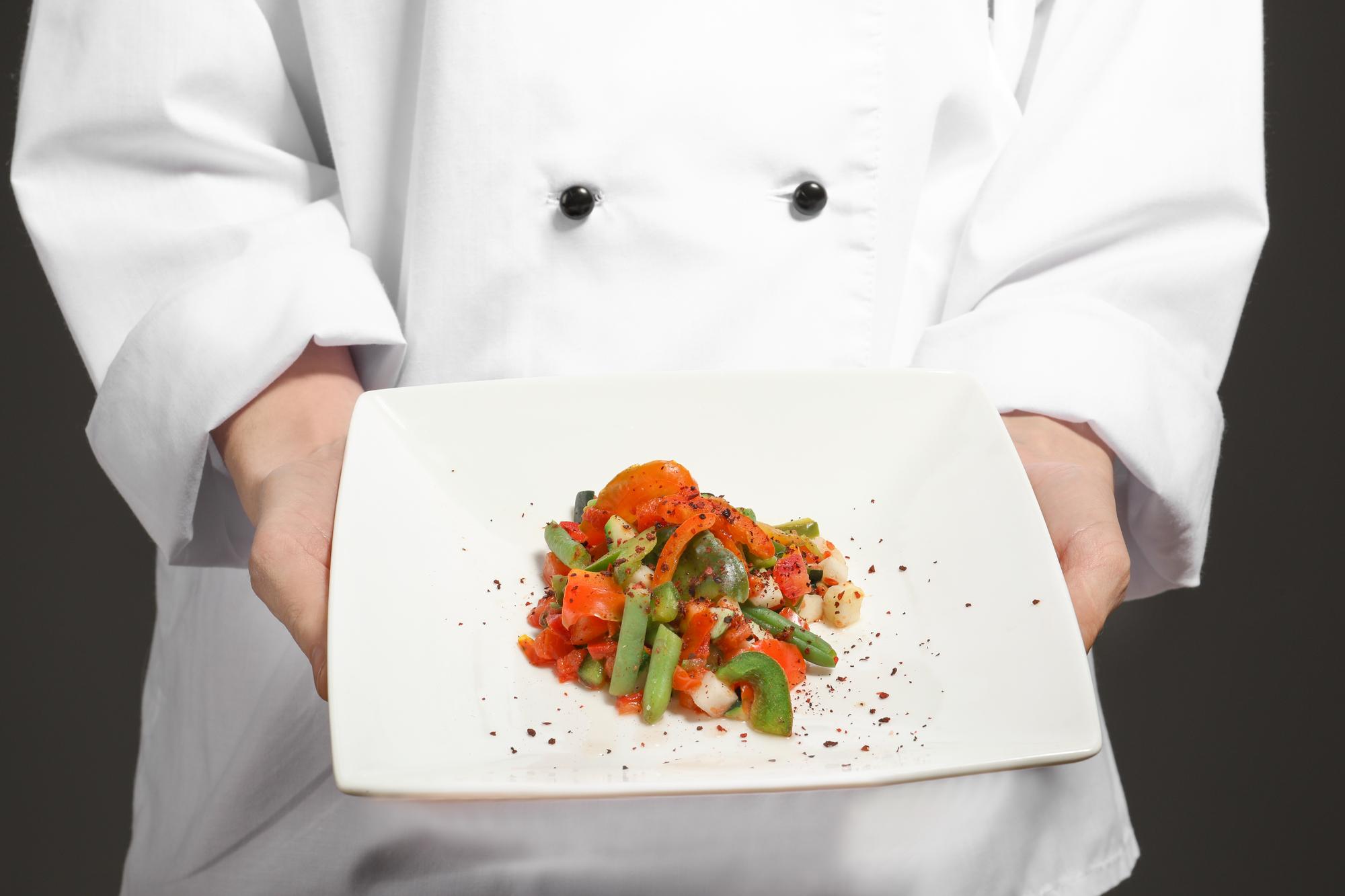 Dettaglio impiattamento su piatto bianco